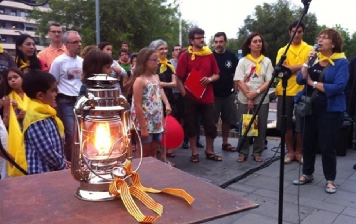 La foguera de Sant Joan s'encén a la plaça d'Octavià amb la Flama del Canigó. FOTO: Artur Ribera