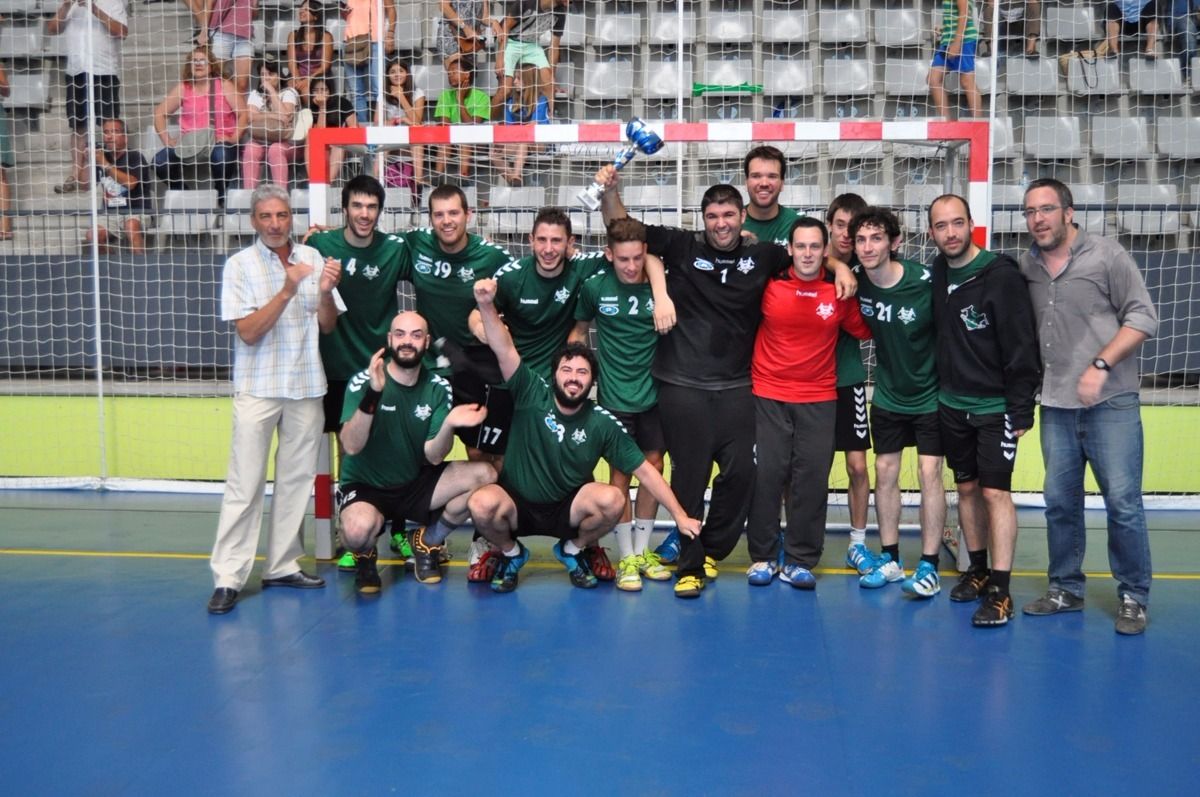 El Club Handbol Valldoreix, amb el trofeu de campió. FOTO: CH Valldoreix