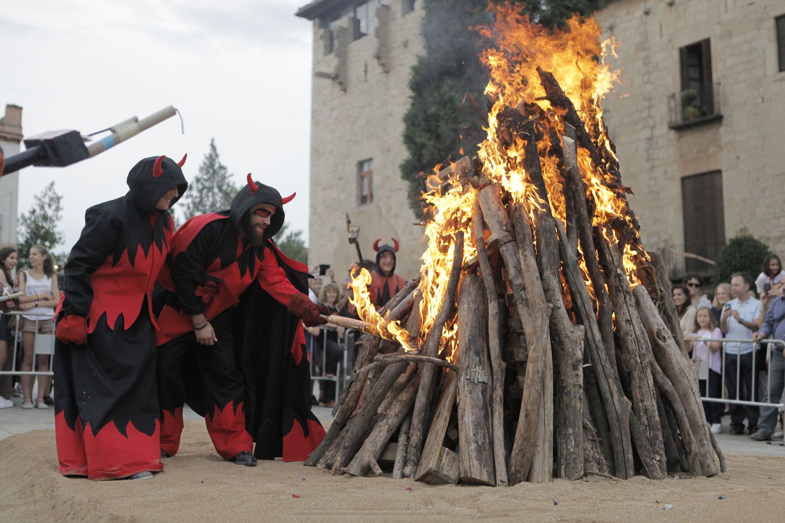 La Flama del Canigó encén la foguera de Sant Joan FOTO: Artur Ribera