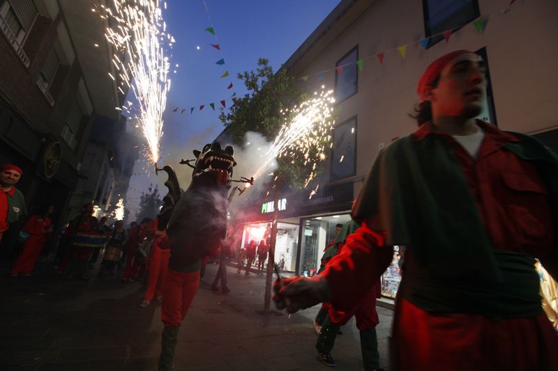 Aquest divednres ja va ser el torn del petits de la colla de Diables de Sant Cugat. FOTO: Lali Puig 