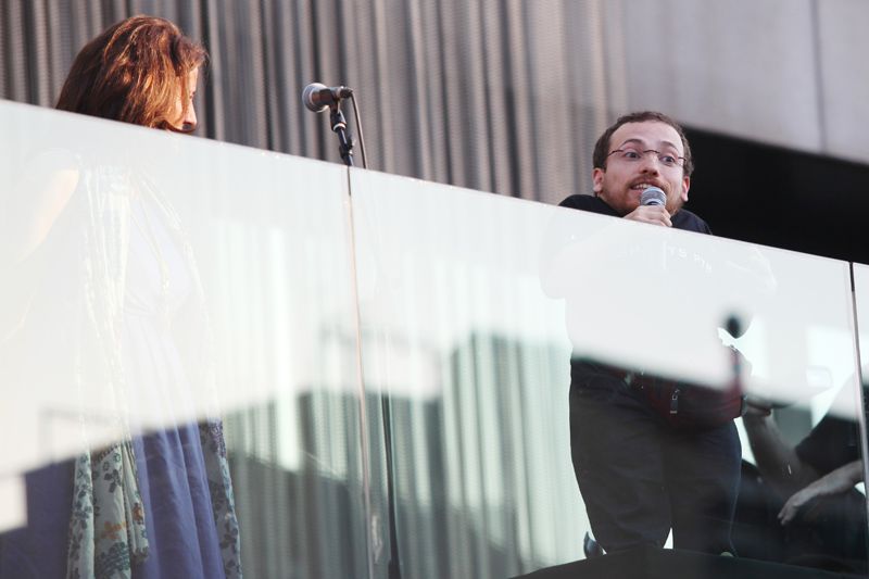 Joan Pahisa i Mercè Conesa al balcó de l'Ajuntament. FOTO: Lali Puig
