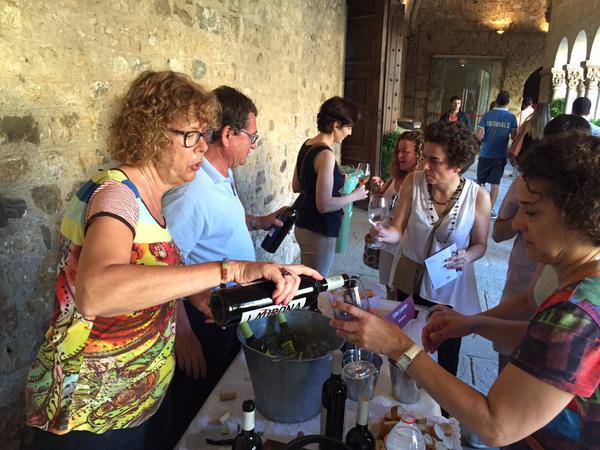 Degustar vins tot escoltant Jazz entre capitells, un luxe de la Festa Major. FOTO: JM. Vallès