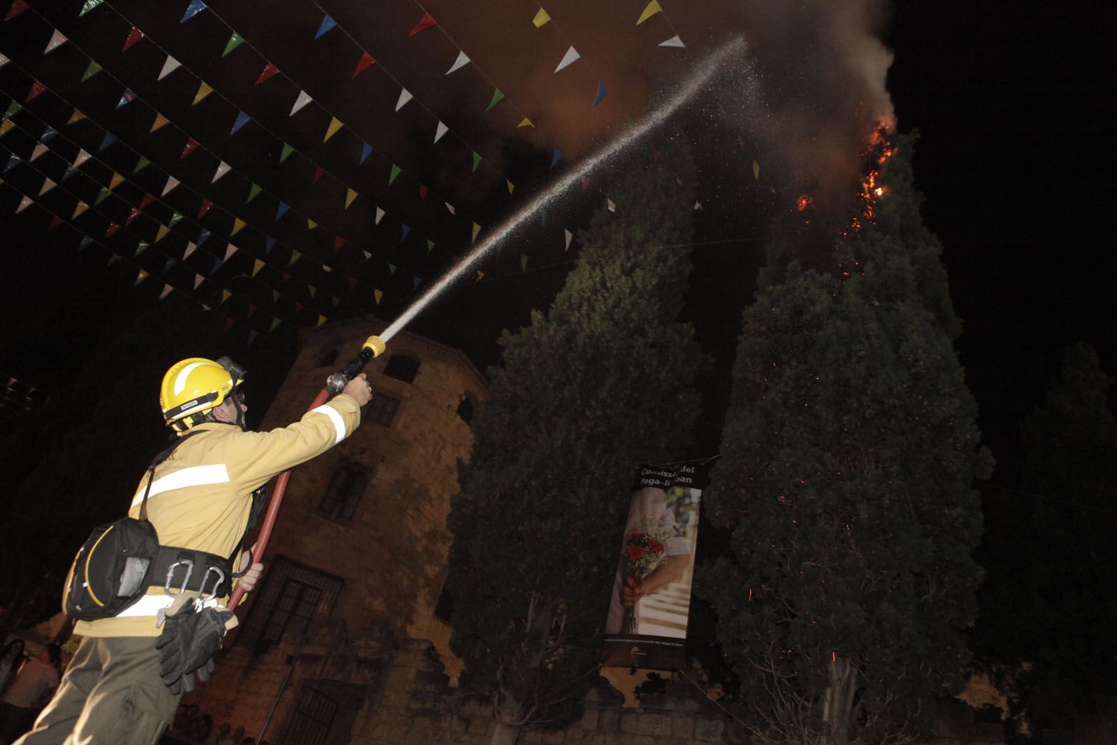 Un membre de l'ADF apagant el foc. FOTO: Artur Ribera