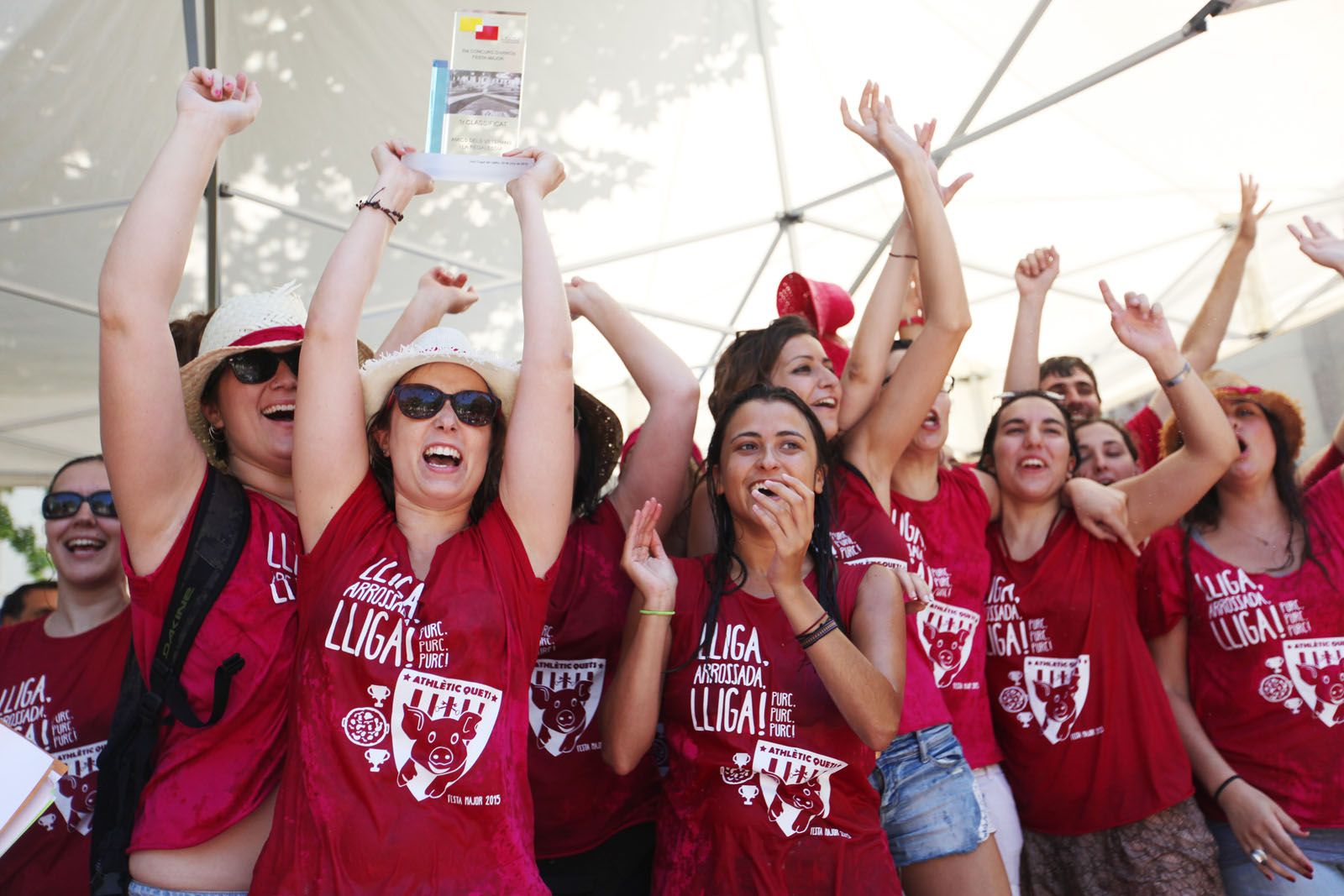 Athlètic Quets en el moment de recollir el premi. FOTO: Lali Puig