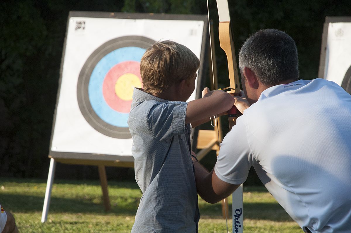 Molts nens han tirat amb arc per primera vegada. FOTO: P. F.