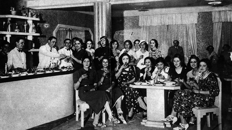 Festa  d'inaguració del Saló de Bellesa de Madrid amb Perico Chicote i les concursants de Miss Espanya l'any 1934