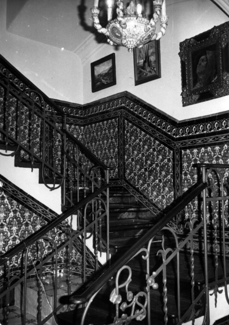  Detall de l'escala principal de la casa amb el fris de mosaic a la paret.