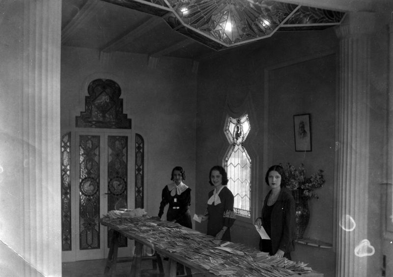  La Solange, l'Emelina i la seva tia classificant correspondència i comandes.