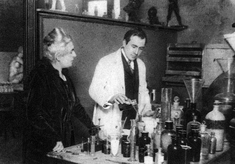  Elisabeth i el seu fill Robert preparant fórmules al laboratori.