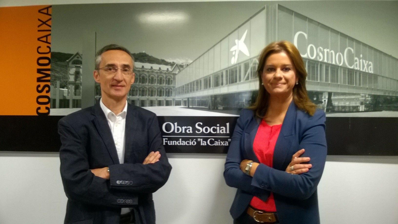 Alfons Macaya, del Club Escacs, i Ana Mazorra de 'la Caixa' signant l'acord. FOTO: Cedida