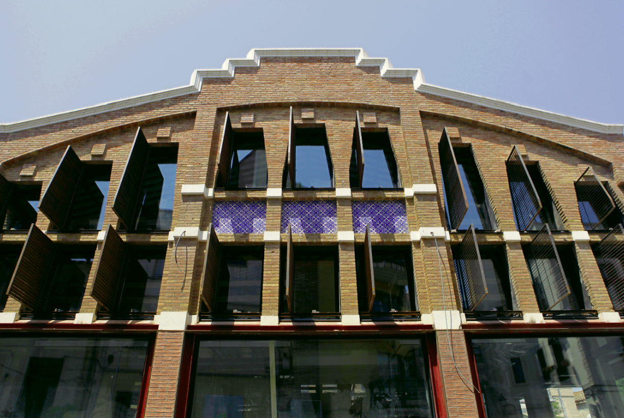 Mantenint la imatge modernista, el remodelat mercat ha apostat per les vidrieres per aconseguir més llum. FOTO: Artur Ribera