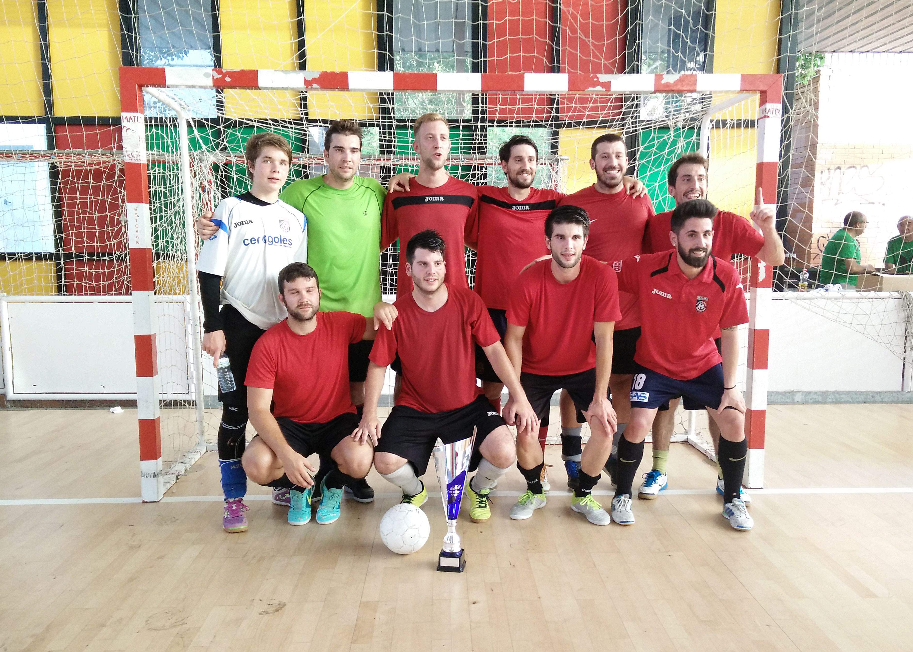 Els integrants de l'equip 'Titanes', guanyadors de la 32a edició de la Marató de Futbol Sala. FOTO: Pere Fernández