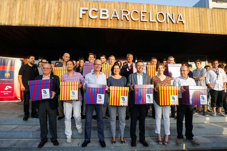 Josep M. Bartomeu i el seu equip, amb les 9.124 signatures. FOTO: Bo per al Barça
