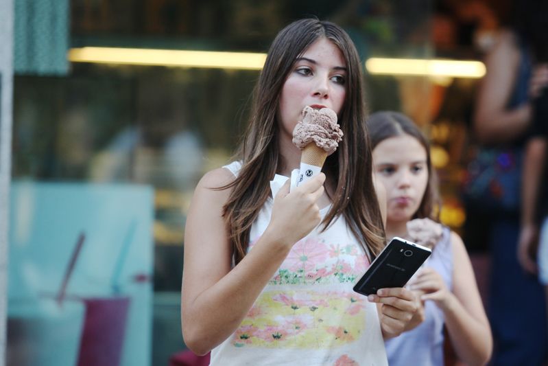 Una noia es refresca amb un gelat. FOTO: Lali Puig
