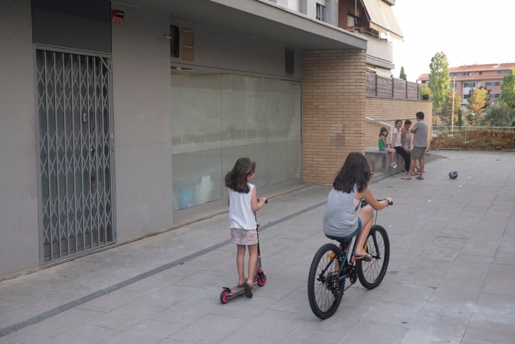 Uns nens juguen davant del futur club, els veïns asseguren que aquest és un punt d'esbarjo juvenil. FOTO: Cedida 