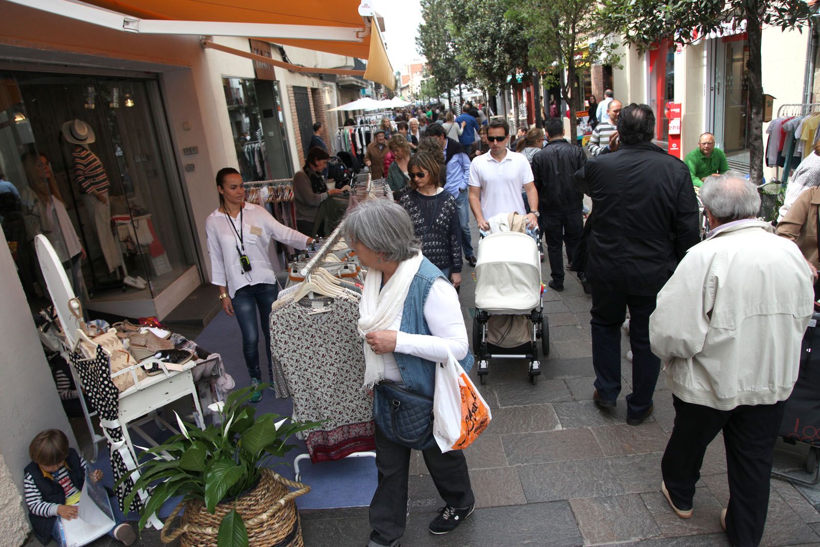 Les dones de més edat i les mares amb cotxes, objectius d'aquest tipus de robatoris. FOTO: Lali Puig