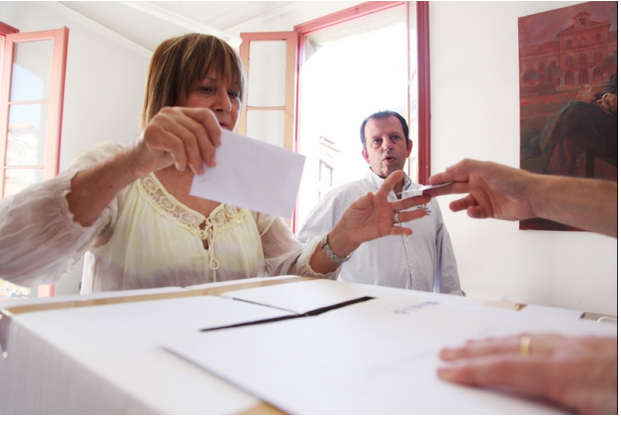 Una militant d'Unió votant en la consulta interna del partit a Sant Cugat. FOTO: Lali Puig 