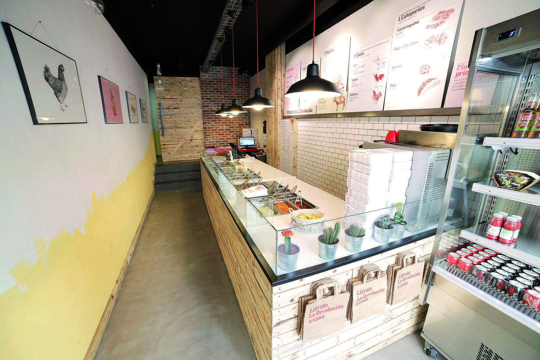 A La Revolución ofereixen tot tipus de salses i ingredients per combinar amb els burritos i tacos mexicans. FOTO: Arxiu