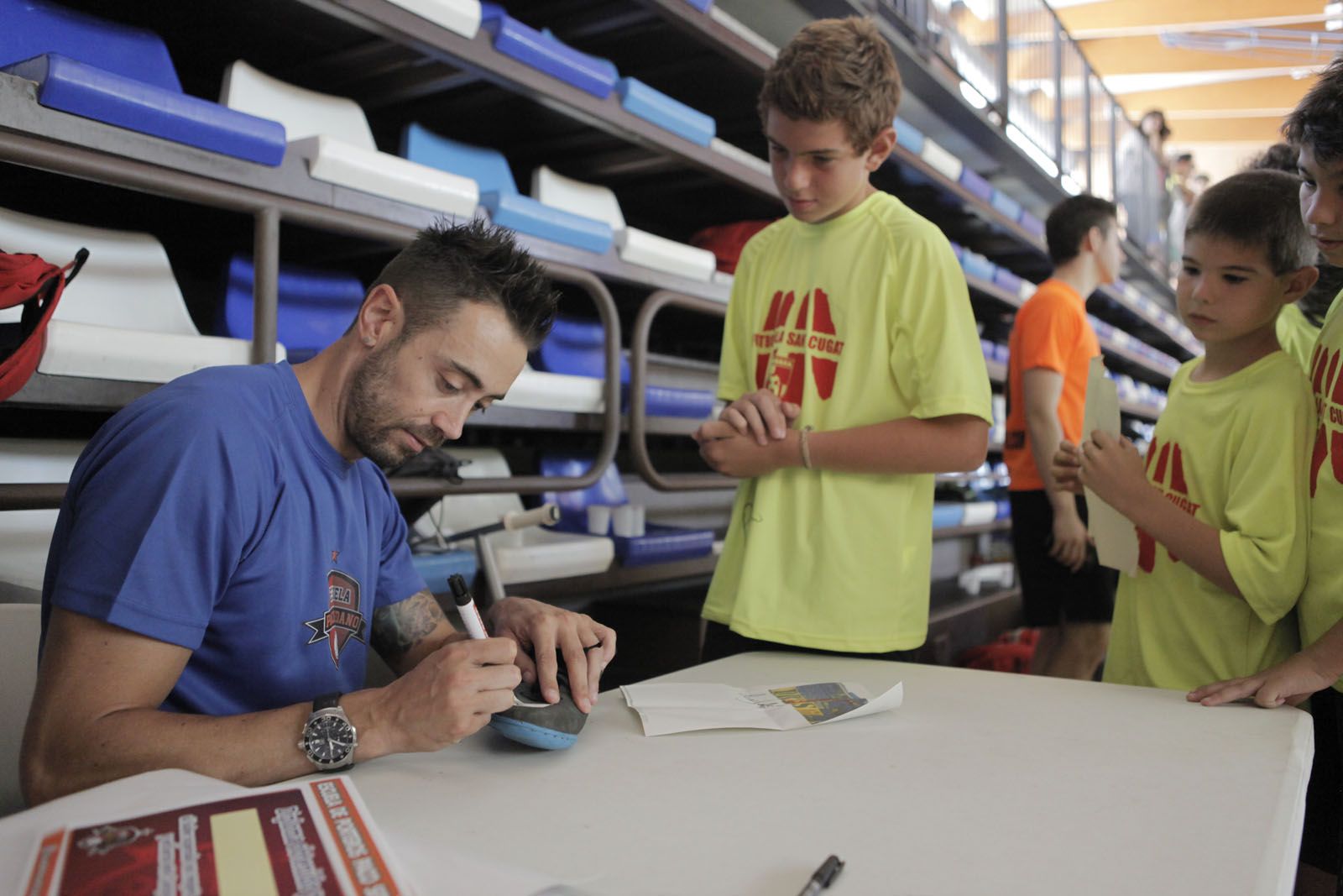 Paco Sedano signant un autògraf a un nen del campus. FOTO: Artur Ribera
