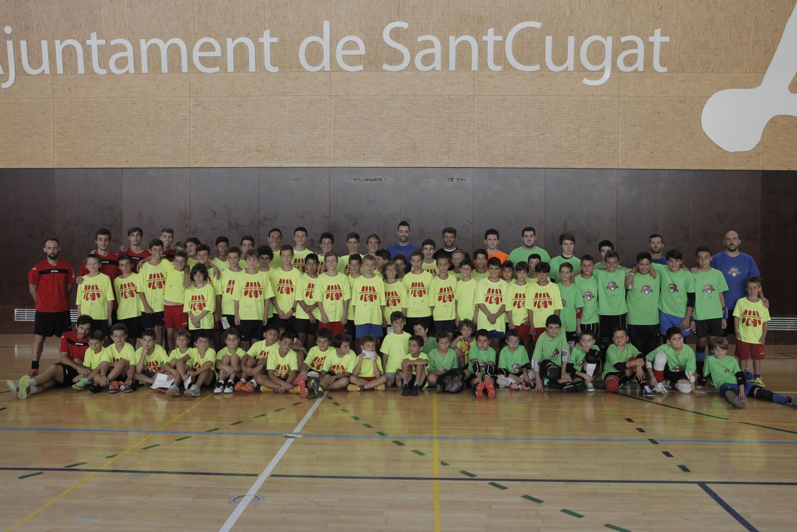 Paco Sedano i Jordi Torras, amb els nens dels dos campus. FOTO: Artur Ribera