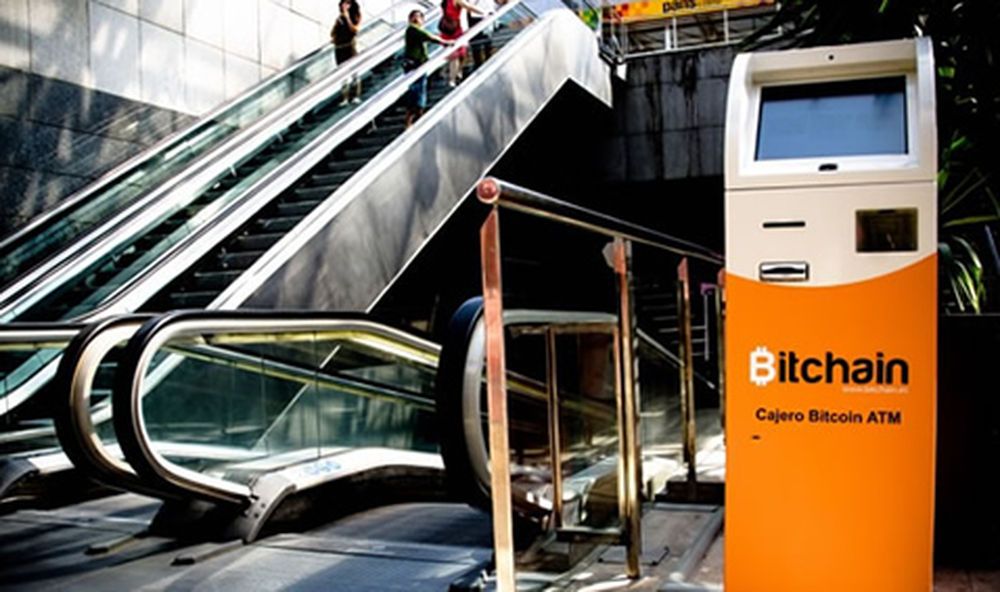 Un caixer Bitchain amb moneda 'bitcoin' instal·lat a Atenes. FOTO: Cedida