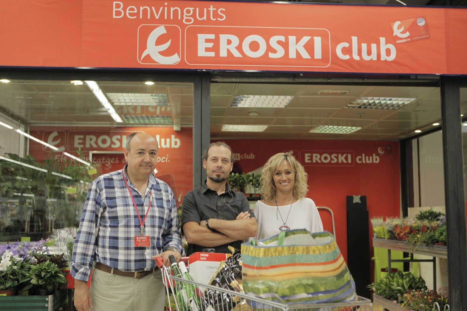 EROSKI i el TOT fent entrega del carro a Roger Travesset. FOTO: Artur Ribera