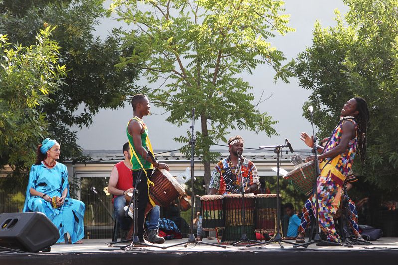 El ritme al dissabte l'ha posat la formació Karamalà. FOTO: Lali Puig 