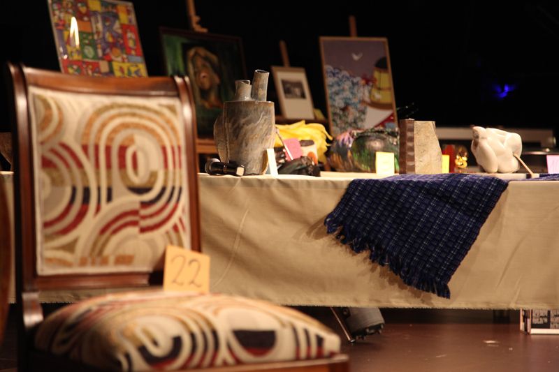 Se subhastaven obres i objectes cedits per artistes locals. FOTO: Lali Puig