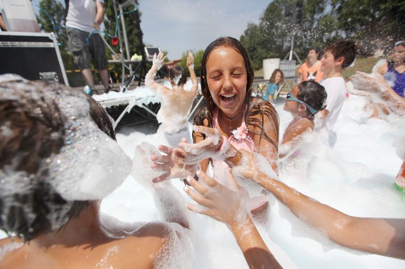 Festa de l'escuma amb l’Espectacleria a la pista de davant del Casal de Mira-sol.  FOTOS: Lali Puig