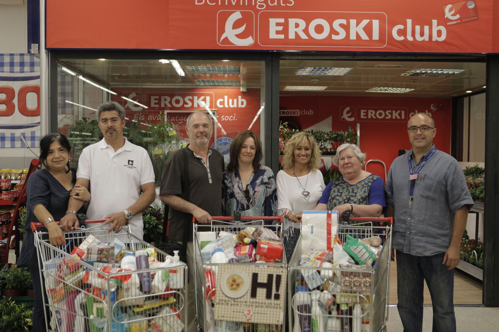 El DIARI fent entrega dels carros a tres dels afortunats. FOTO: Artur Ribera