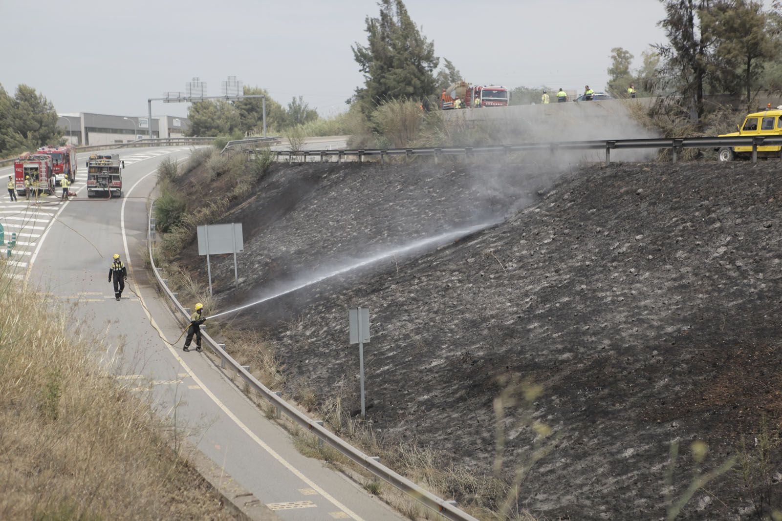 Efectius treballant en el foc. FOTO: Artur Ribera