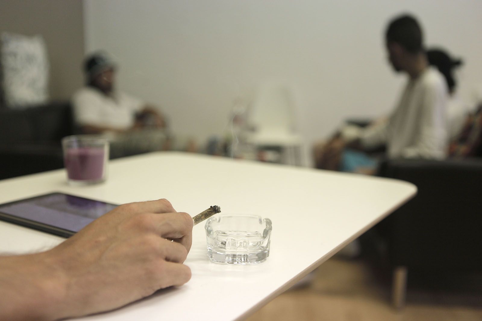 Diversos socis feien ús del local aquest dimecres. FOTO: Artur Ribera 