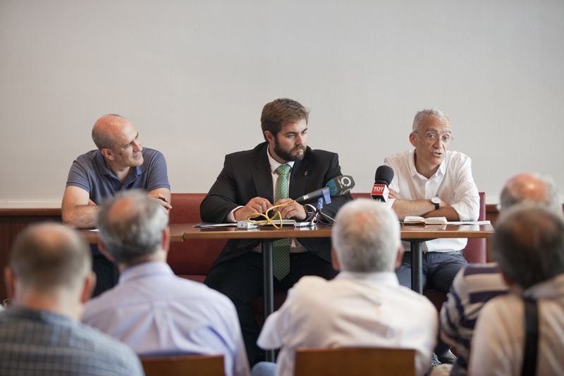 Mikel Rentería, Eloi Rovira i Manel González, en la presentació de la 32a Mitja Marató de Sant Cugat. FOTO: Lali Puig