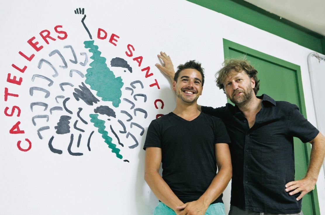 El Biel i l’Àlex  a la seu de Castellers de Sant Cugat, a la rambla de Can Mora. FOTO: Artur Ribera