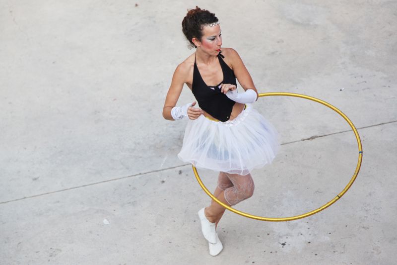 Festa Major de la Floresta: Teatre  Cabaret amb el grup Neighbours al Casino. FOTOS: Lali Puig