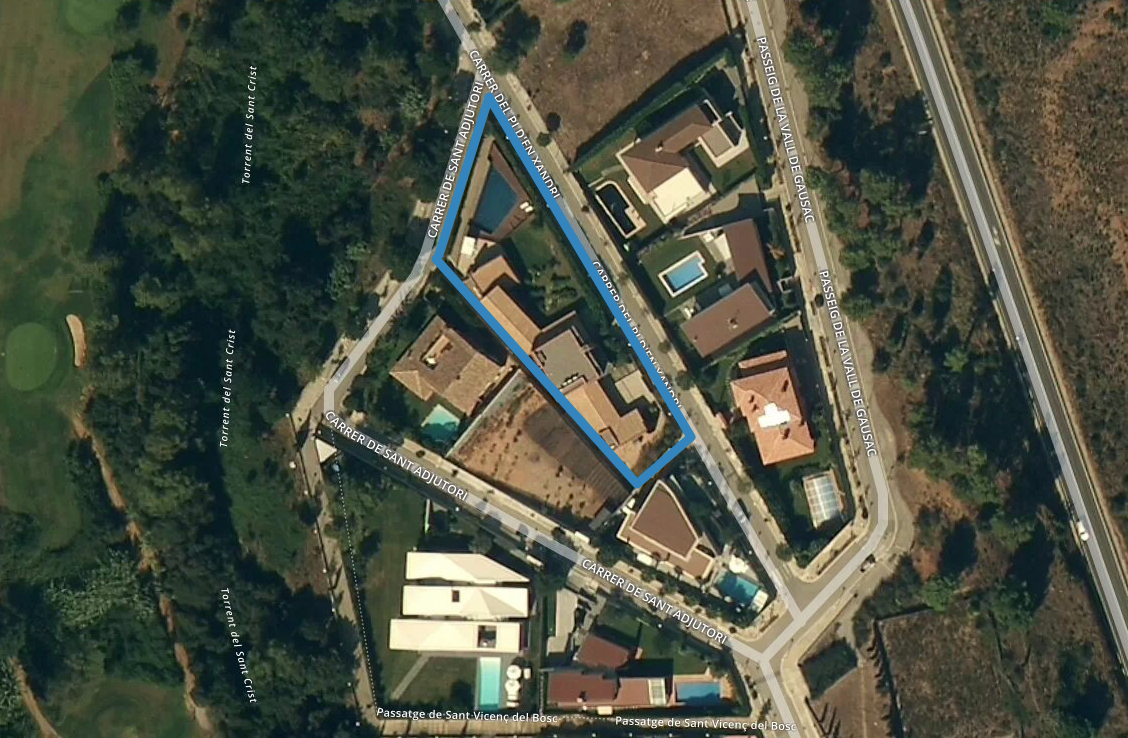 Dins els límits de color blau, la construcció denunciada i que la segona sentència ordenava enderrocar