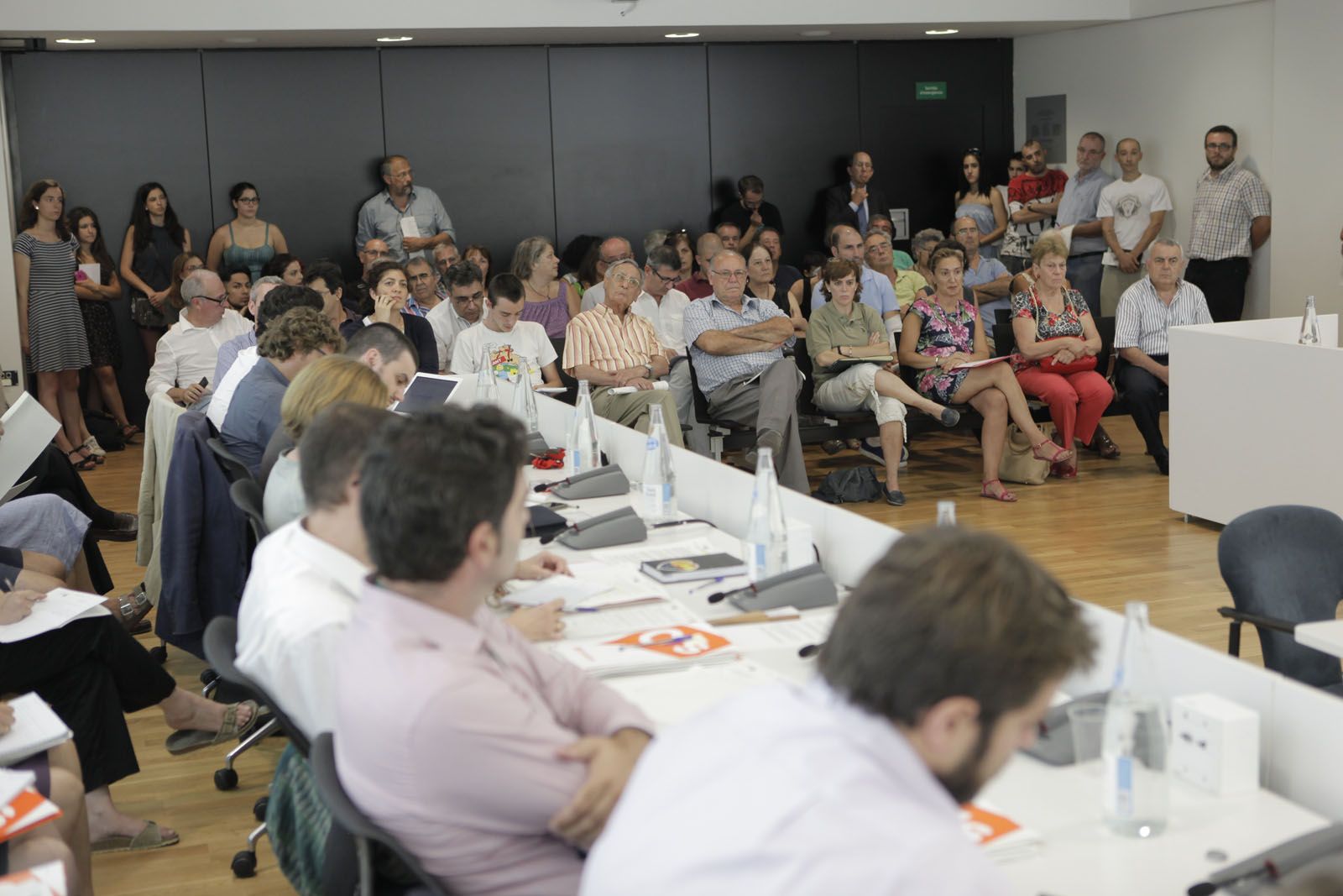 El torn de participació ciutadana ha començat amb retard. FOTO: Artur Ribera
