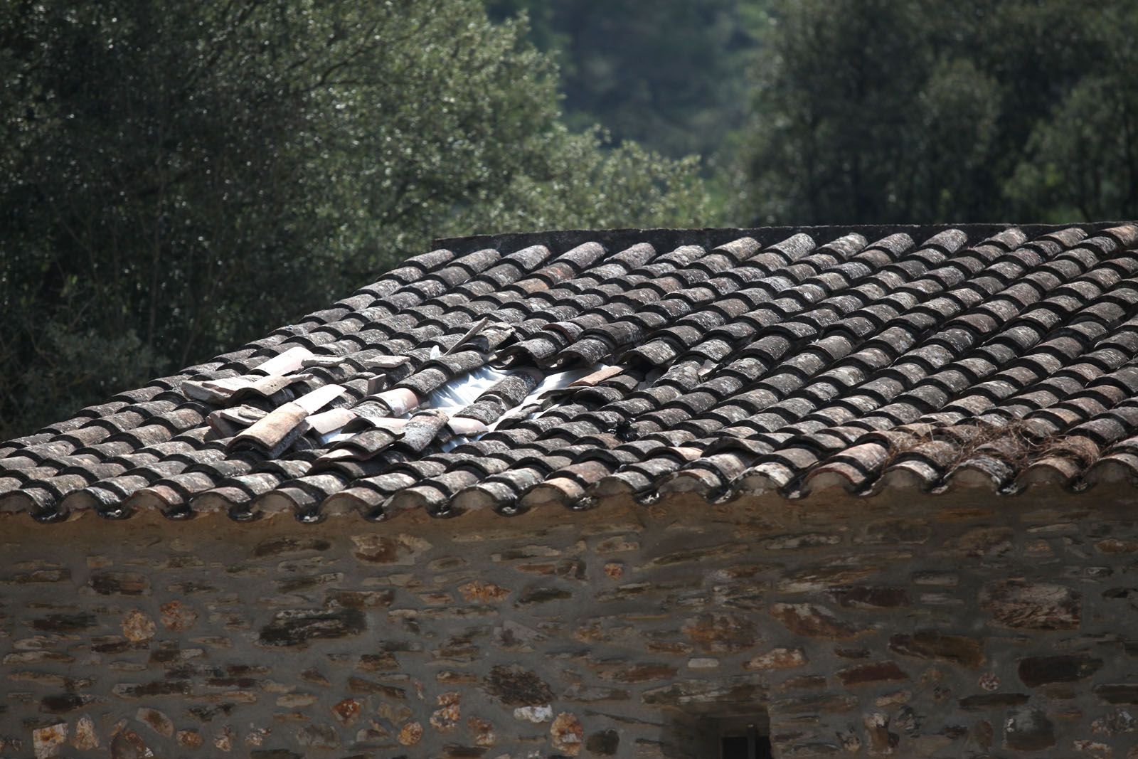 Imatge de la part del sostre enfonsat de l'ermita de Sant Medir. FOTO: Lali Puig