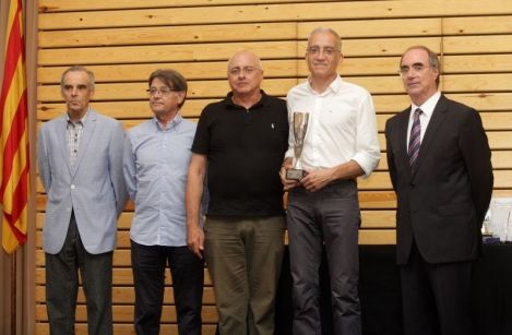 Els representants del Club Muntanyenc recollint el trofeu de campió de Catalunya aleví per clubs. FOTO: CMSC