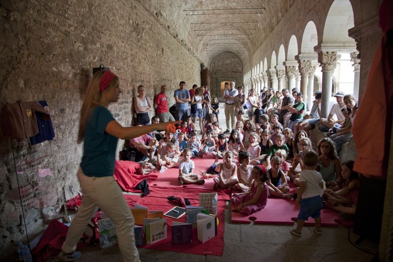 1a Diada castellera: Contes amb Elisabet Carnicé al Claustre del Monestir. FOTOS: Lali Puig