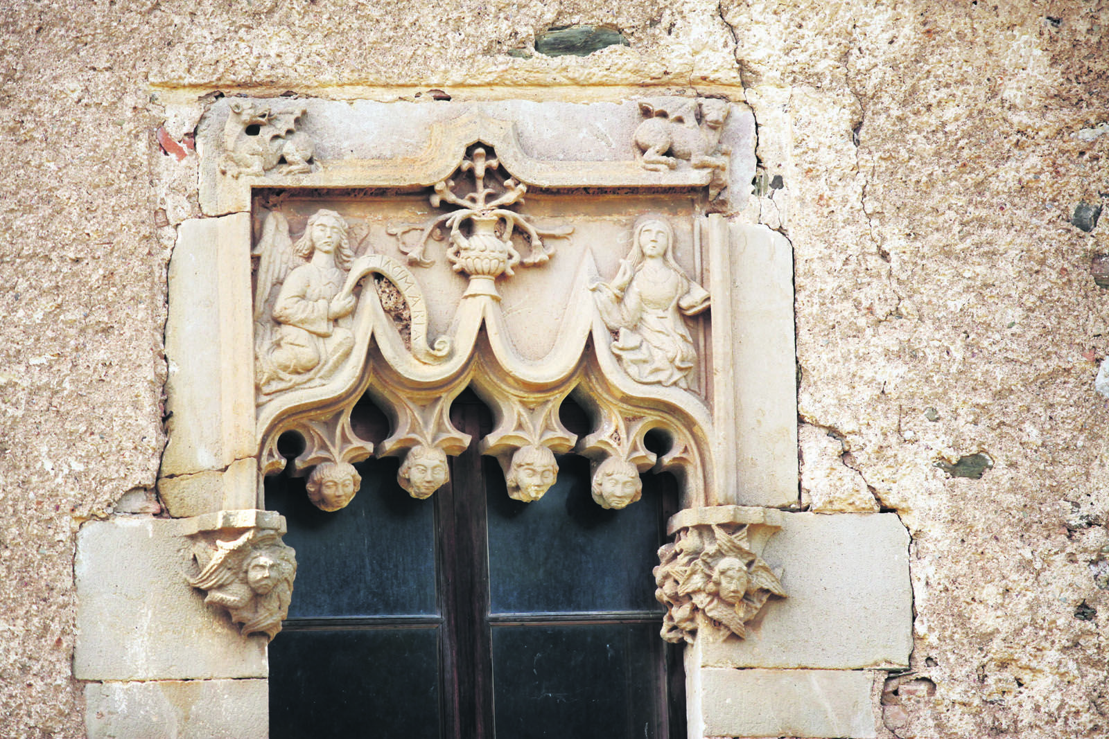 Finestral gòtic, contruït per demostrar la independència de can Bell del monestir. Foto: Lali Puig