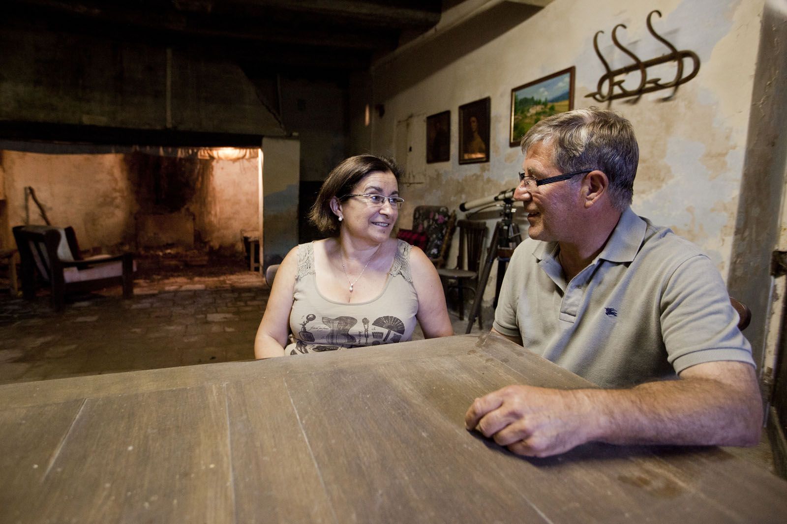 El matrimoni d'en Jaume i la Luci, actuals propietaris de la masia continuen la nisaga familiar. Foto: Lali Puig
