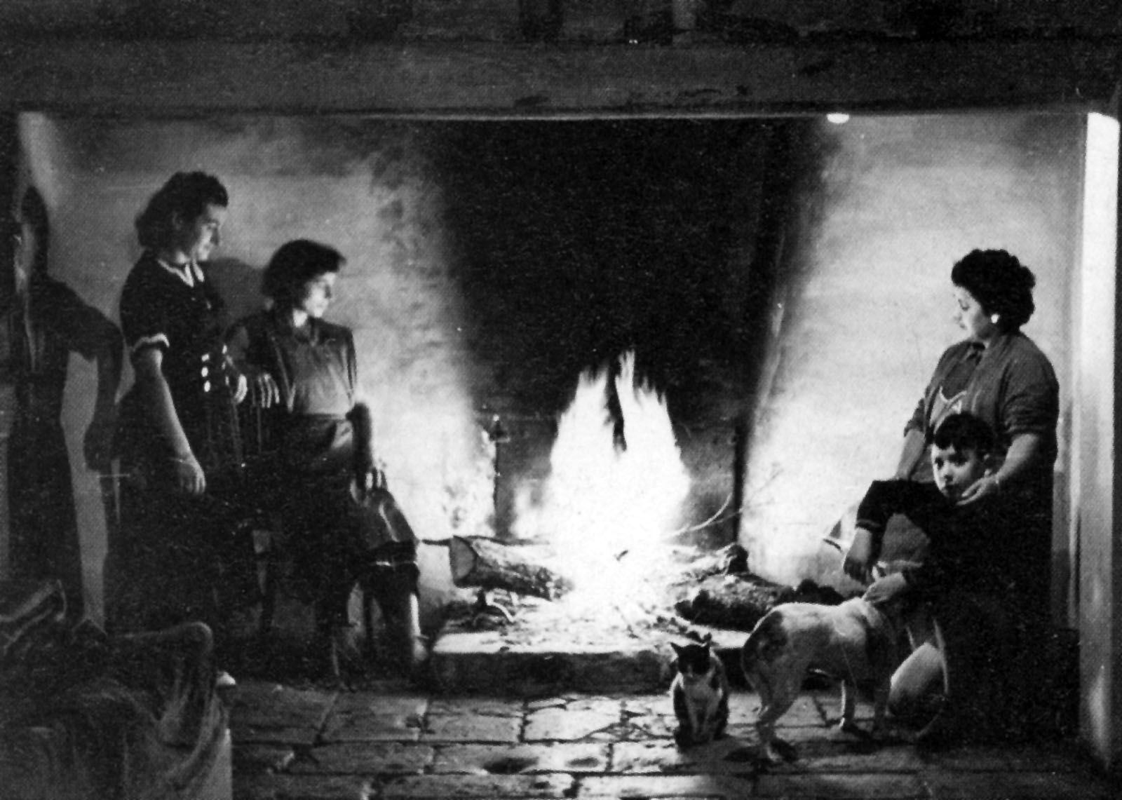 Família de can Bell a la llar de foc de la masia (1960). Foto: Fons Montserrat Ursul