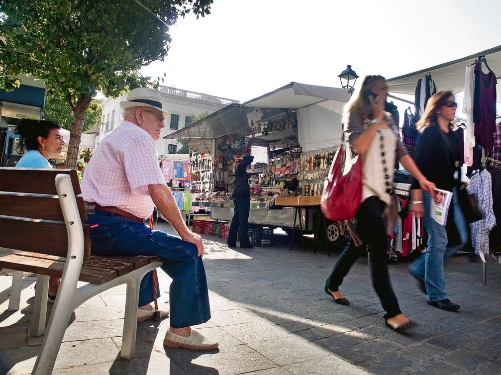 Els avis i joves de Sant Cugat porten vides paral·leles compartint equipaments i espais comuns. FOTO: Artur Ribera