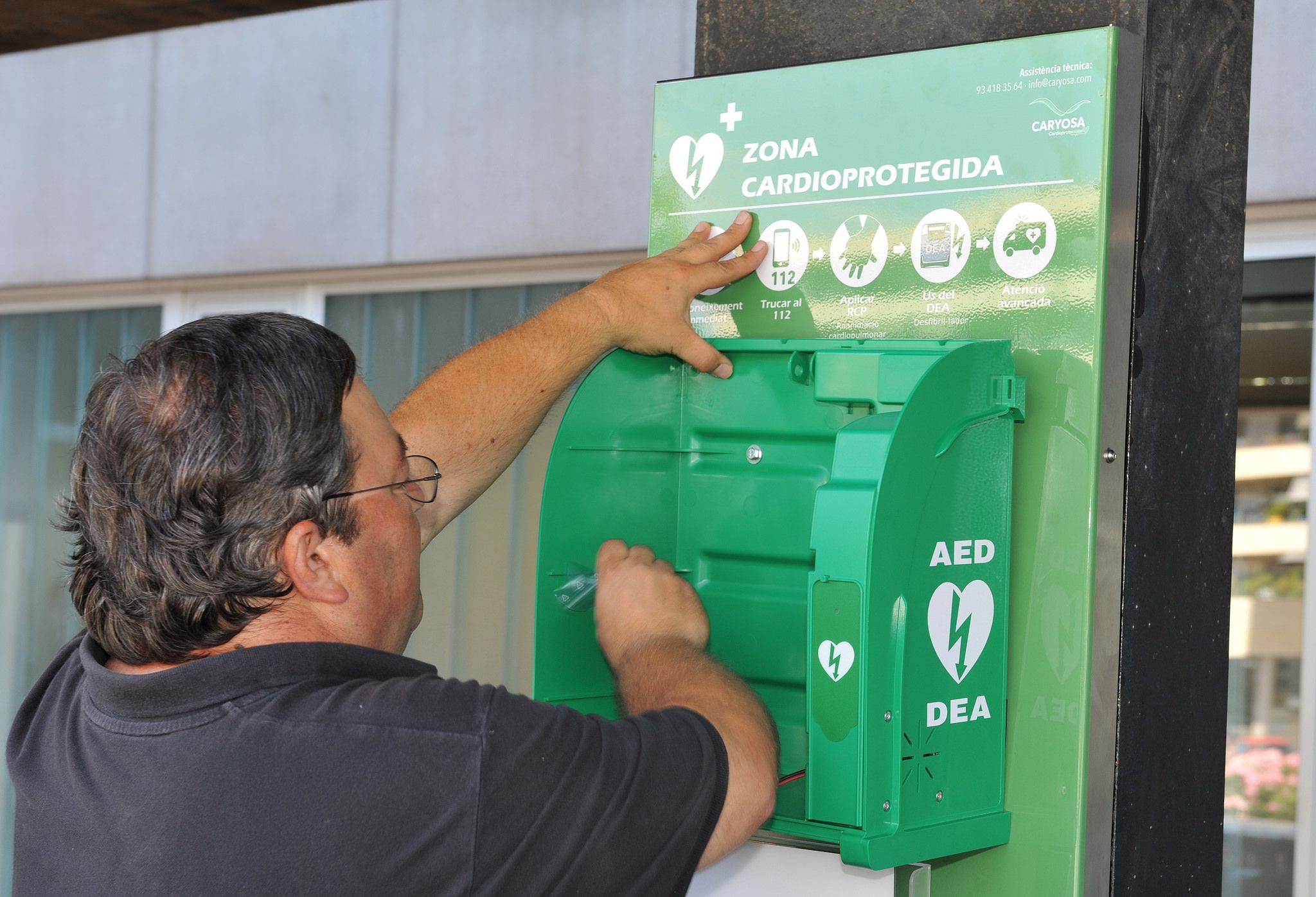 El primer desfibril·lador s'ha instal·lat a la plaça de la Vila aquest divendres, 31 de juliol. FOTO: Localpress