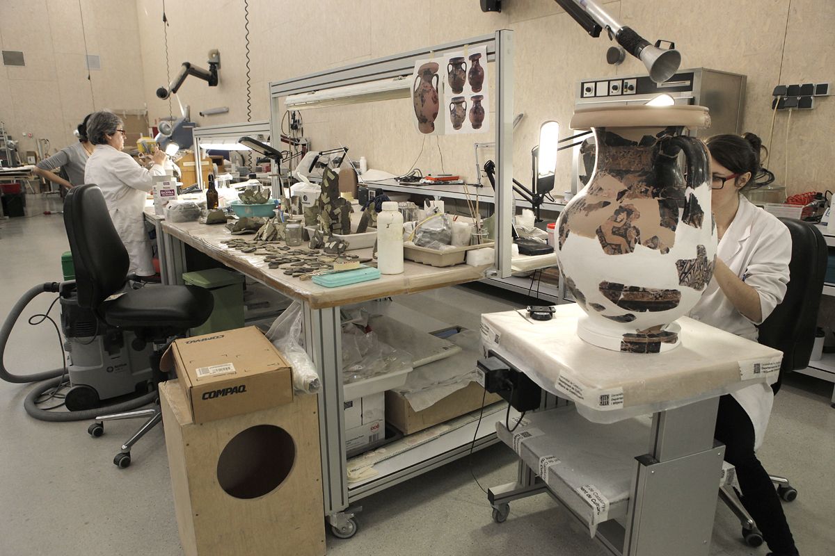 Tant important és la feina de restaurar una peça com la d’aturar la degradació d’aquesta i crear un medi ambient adient per a la seva conservació. FOTO: Artur Ribera