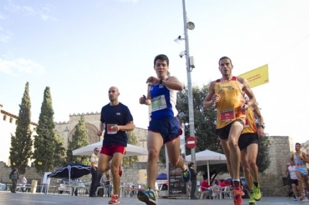 Imatge de la 6a Cursa DiR en el seu pas per la plaça Octavià. FOTO: Arxiu