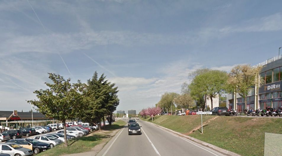 Un cop construeixin les escales s'arrenjarà el talús, malmès pel pas dels vianats. FOTO: Cedida