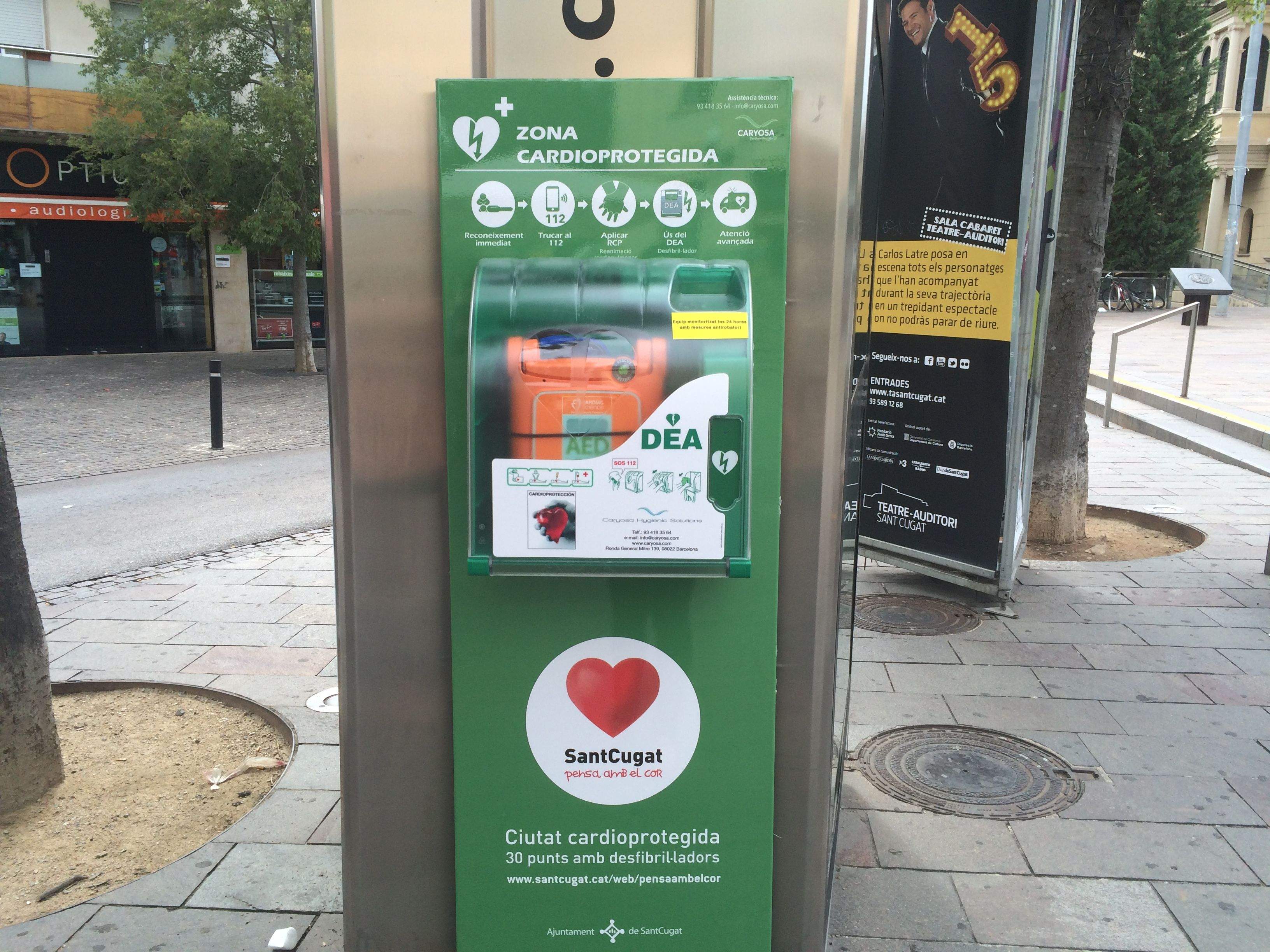 Desfibril·lador situat a la plaça de Lluís Millet. FOTO: Mireia Puente