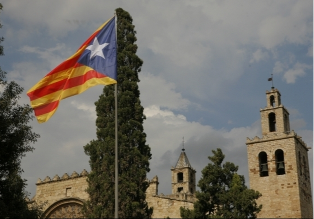 L'estelada va onejar davant el Monestir per la diada de fa dos anys. FOTO: Artur Ribera